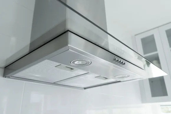 Dunstabzugshaube aus Edelstahl in Küche